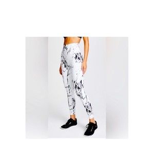 LIKE NEW - Beyond Yoga Olympus High Waisted 7/8 White Black Marble Leggings - XL